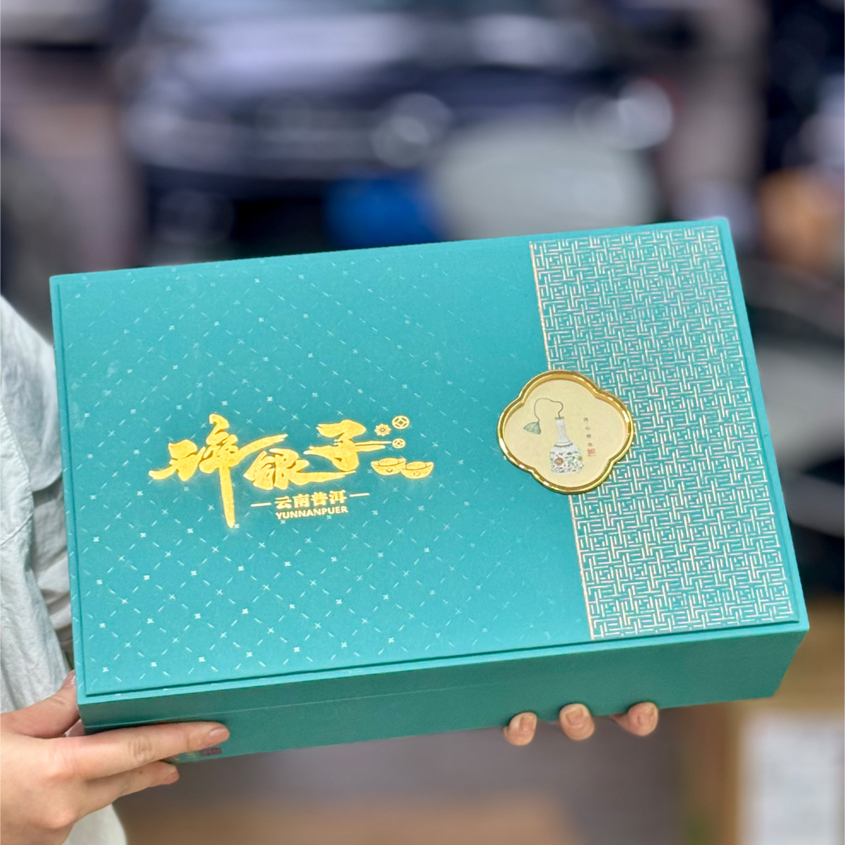 Wholesale Yunnan Menghai Pu 'er ripe tea ceramic jar, gift box, glutinous rice, shredded silver tea, fossil tea, 500g