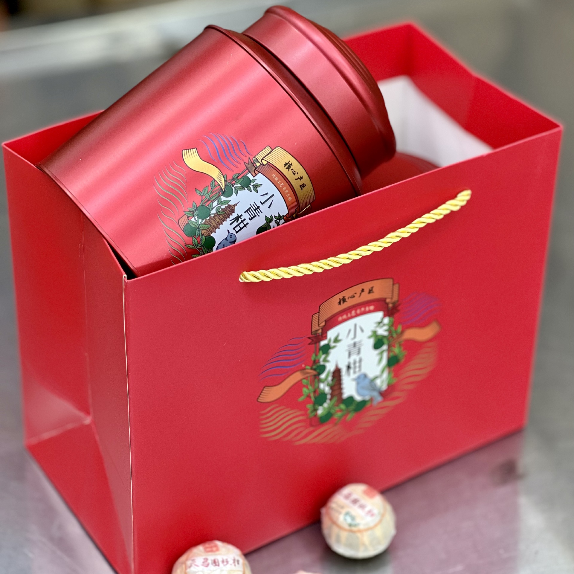 Wholesale Xinhui Xiaoqing tangerine peel palace Pu 'er tea Xiaoqing tangerine Pu' er ripe tea gift box in small cans